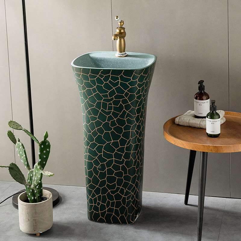 立柱台盆与智能马桶 庭院与卫浴空间的现代融合